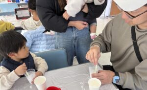 滋賀県のKTV住宅展示場で開催されたワークショップにて、親子で一緒に「けいそう土」を混ぜてコースター作りに取り組む様子。