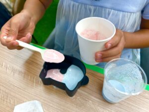 住宅展示場の夏休みワークショップで子どもがけいそう土コースターを作る様子